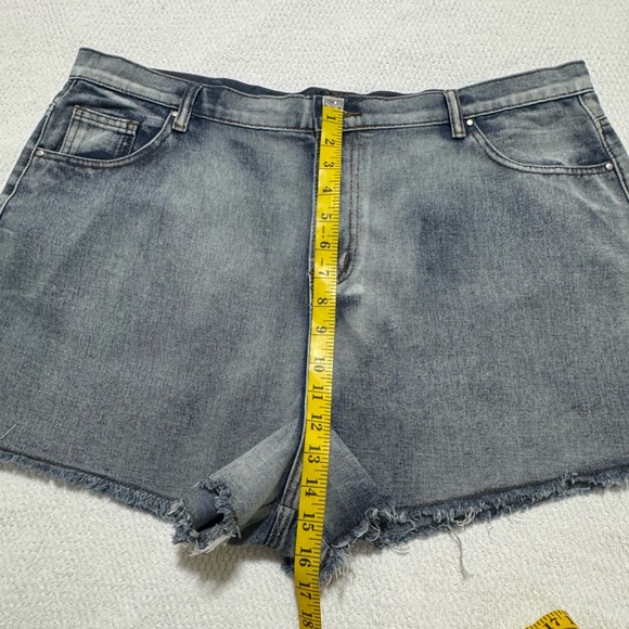 PrettylittleThing Plus 18 Vintage High Waisted Blue Denim Shorts - Picture 9 of 12
